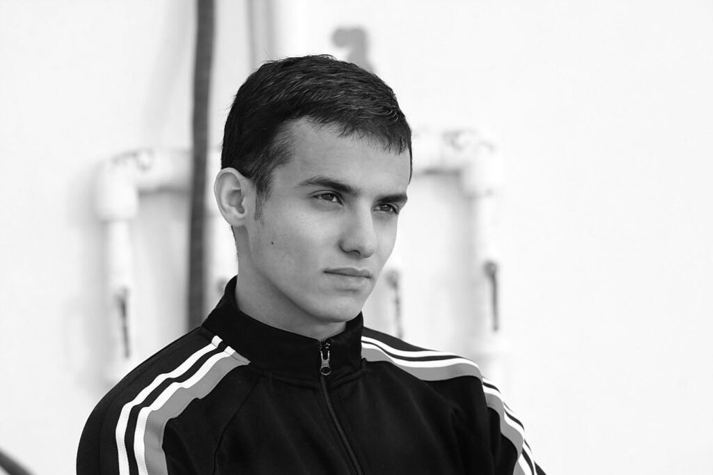 I Built a $1,000/Month Writing Side Hustle After My 9–5 — Until the Algorithm Pulled the Plug